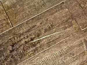 Wie man Kratzer von einem Holzboden entfernt