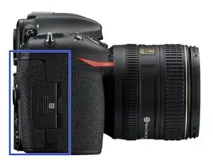 Nikon D500 Abdeckung der Speicherkarte entfernen