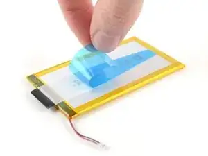 Wie man elastische Klebestreifen am Akku am Kobo Clara eReader befestigt