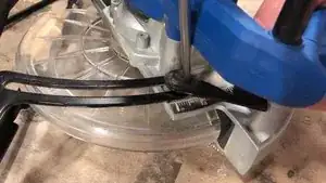 À l'aide d'un gros tournevis pat, enlevez la petite goupille.