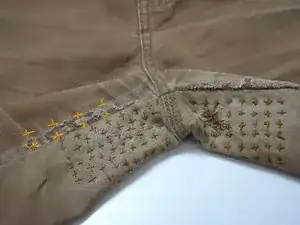 Das Flicken und Verstärken des Schritts einer Hose mit Sashiko-Stichen.