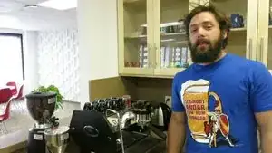 Sieh dir das Video an, um zu erfahren, wie du deine Espressomaschine rückspülen kannst.