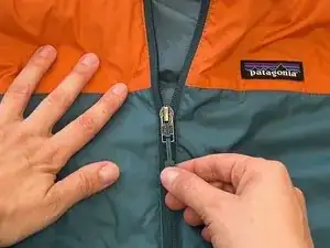 Den Schieber an einem Spiralreißverschluss ersetzen