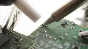 Für eine genaue Anweisung, wie Bauteile mit Durchsteckmontage entlötet werden, <a href="../../Anleitung/Wie%2Bman%2BL%C3%B6tverbindungen%2Bherstellt%2Bund%2Bentl%C3%B6tet/750">folge dieser Anleitung</a>.