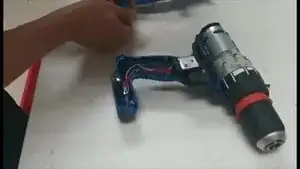 Installez les couvercles de LED puis repositionnez la coque supérieure.