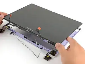 Einbau des Displays bei einem Framework Laptop 12 (abgetrennt)