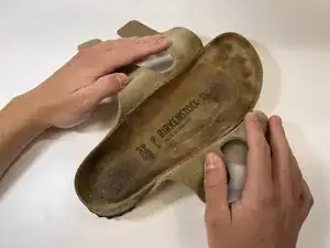 Zusätzliche Löcher in Birkentstock Sandalenriemen stanzen