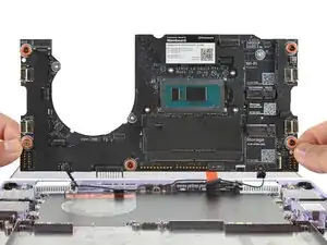 Einbau des Mainboards beim Framework Laptop 12