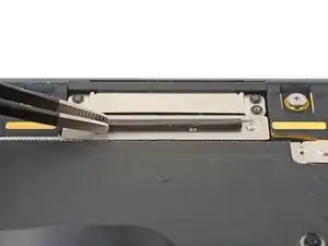 Schaumstoff am Displaykabel entfernen