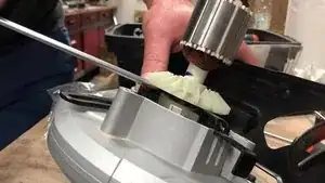 Retirez le moteur avec le roulement, si besoin vous pouvez utiliser un marteau pour séparer les deux pièces.
