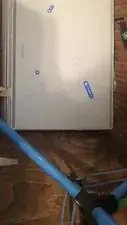 Heble die Abdeckung ganz vorsichtig mit dem Jimmy ab. Das kann schwer gehen, lasse dir Zeit.