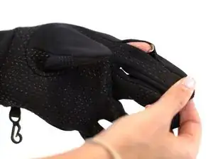 Ein Loch in der Naht von Winterhandschuhen reparieren