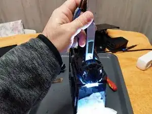 Nespresso Delonghi EN85 B Demontage des Kaffeeauslauf-Filtersiebs (Pyramidenplatte)