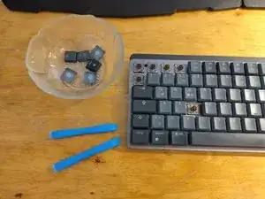 Auseinanderbauen der mechanischen Logitech MX Tastatur