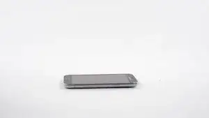 <em>Bum-bum ... badum ...</em> Die Kiefer unseres <a href="../../home/external_content?url=/de-de/products/iopener" target="_blank" class="product-link">iOpeners</a> machen Jagd auf Kleber in diesem Mini-Bissen.
