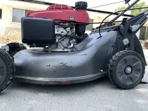 Einen Honda GCV Rasenmäher reparieren, wenn Wasser in der Treibstoffleitung ist