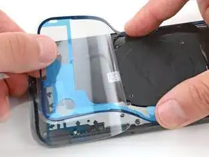 Wie man die Klebestreifen der Google Pixel 8a Rückabdeckung anbringt.
