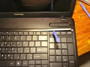 Ausbau und Austausch einer Toshiba Laptop Tastatur