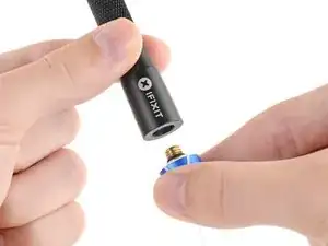Die drehbare Kappe am 4 mm iFixit Präzisions-Bithalter wieder anbringen.