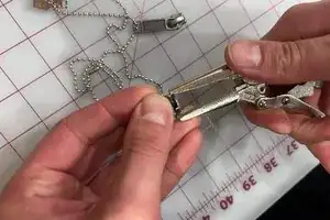 In diesem Video kannst du sehen, wie die Technik an einem Kleidungsstück angewandt wird.