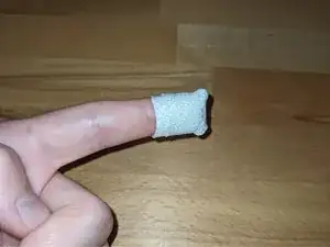 So bringt man ein Pflaster auf eine Fingerkuppe an