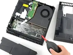PlayStation 4 öffnen und reinigen