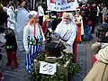 Zwei Kinder kostümiert als Obelix und Miraculix mit seinem Zaubertrank