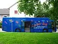 Manche Bibliotheken haben auch Bücherbusse. Sie fahren zum Beispiel in kleinere Städte und Dörfer, wo es keine eigene Bibliothek gibt.