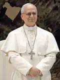 Papst Leo der Vierzehnte im Jahr 2025 in einem weißen Gewand.