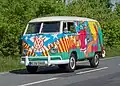 Typisch für die Zeit: ein VW-Bus. Auch die bunte Bemalung ist typisch.