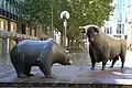 Bulle und Bär sind zwei Statuen, die für das Auf und Ab an der Börse stehen.