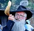 Ein Mann bläst das Horn eines Widders zum jüdischen Neujahrsfest.