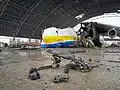 Dieses ukrainische Flugzeug, eines der größten der Welt, wurde von russischen Soldaten zerstört.
