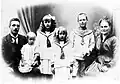 Die kleine Astrid mit ihrer Familie