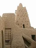 Die Stadt Timbuktu liegt in einer Oase. Sie ist für ihre Lehmbauten berühmt.