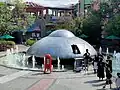 Dieses kleine „UFO“ hat man in einem Park in Japan gebaut.