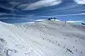 Im österreichischen Zillertal: eine Skipiste mit vielen Skifahrern. Im Hintergrund sieht man einen Skilift.