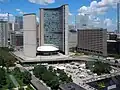 Dieses moderne Rathaus steht in der Stadt Toronto in Kanada.
