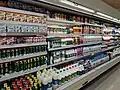 Verschiedene Arten von Kuhmilch in einem Supermarkt