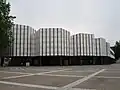 Das Alvar-Aalto-Kulturhaus. Alvar Aalto ist der finnische Architekt, der dieses Gebäude entworfen hat.