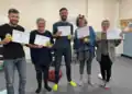 Diese Menschen haben einen Kurs zum Lachen hinter sich.
