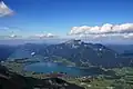 Im Salzkammergut liegt der Wolfgangsee, den Touristen gern besuchen.