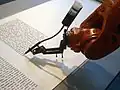 Dieser Roboter besteht aus einem Arm und schreibt gerade die Bibel.