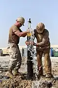 Zwei amerikanische Soldaten in Afghanistan haben diesen Brunnen gebohrt.