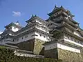 Die Burg Himeji in Japan ist über 600 Jahre alt.