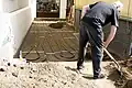 In Island: Dieser Weg erhält eine Fußboden-Heizung. Dann wird er auch im Winter nicht glatt.