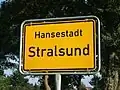 Ortsschild der Hansestadt Stralsund in Mecklenburg-Vorpommern
