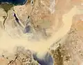 Aus dem Weltall gesehen: links Ägypten und in der Mitte das Rote Meer. Der helle „Schleier“ ist ein Sandsturm.
