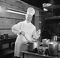 Ein Koch in einem niederländischen Hotel, im Jahr 1954