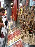 In Asien isst man auch Skorpione. Hier werden sie auf einem Markt in Peking angeboten.